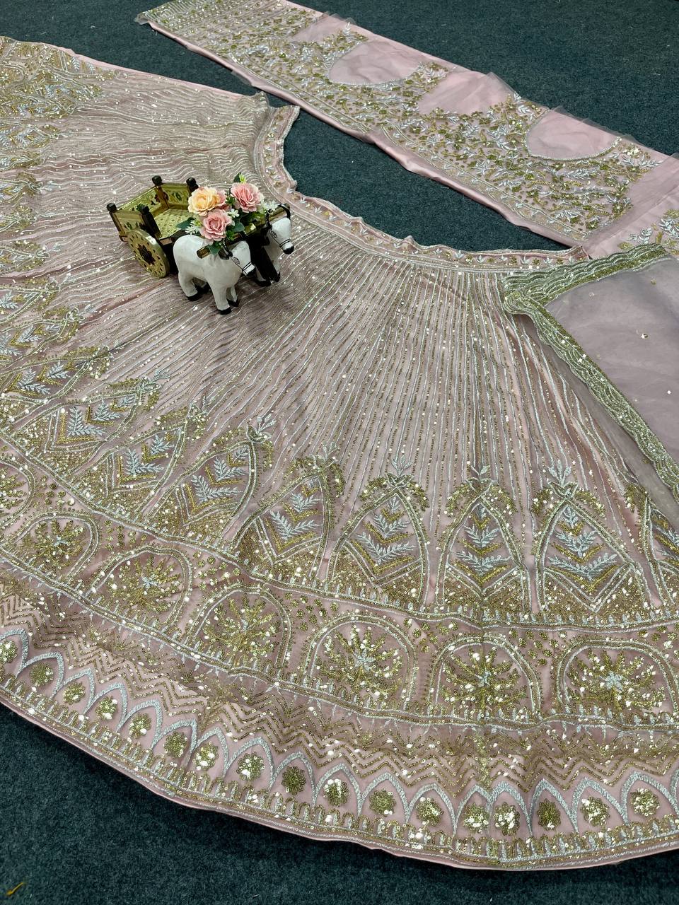 Einführung eines 4 Meter ausgestellten Coding Sequins Work Lehenga