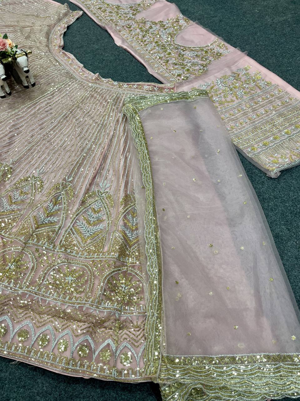 Einführung eines 4 Meter ausgestellten Coding Sequins Work Lehenga