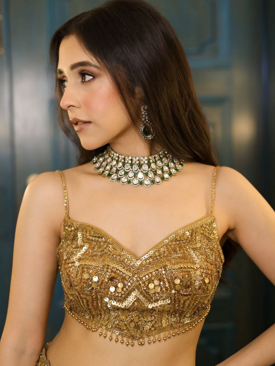 Sehen Sie umwerfend aus in diesem wunderschönen cremefarbenen Lehenga-Set