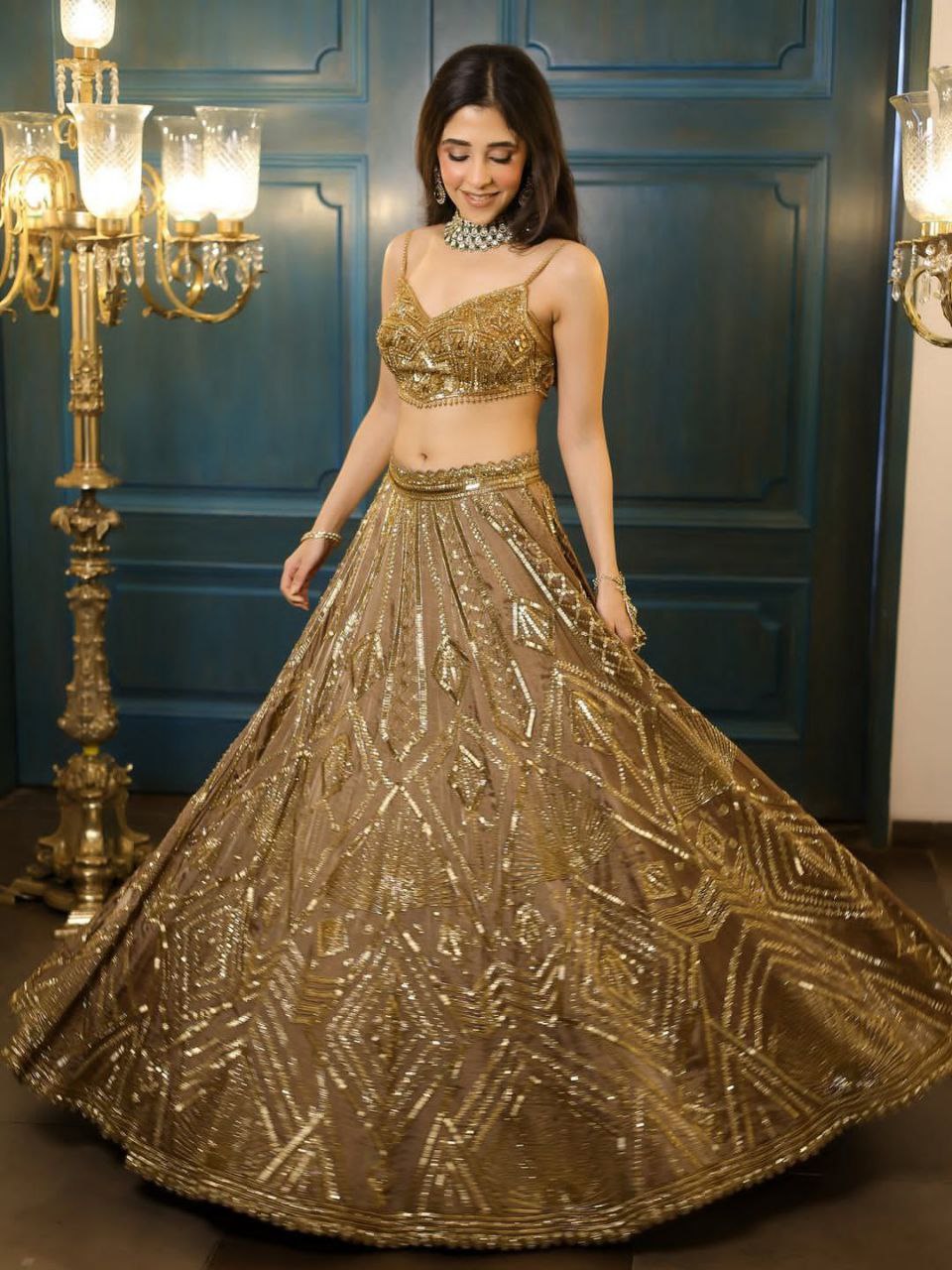 Sehen Sie umwerfend aus in diesem wunderschönen cremefarbenen Lehenga-Set