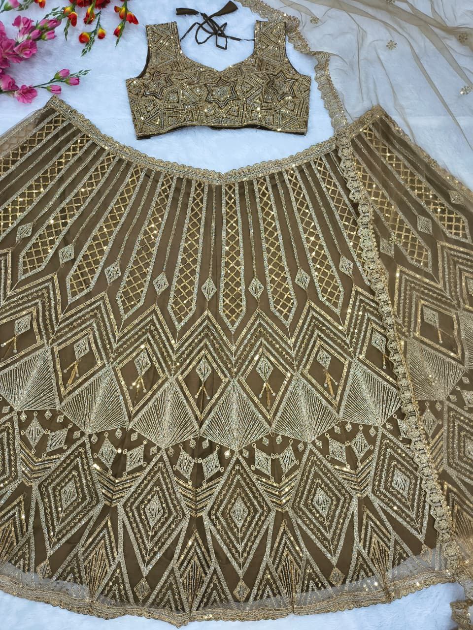 Sehen Sie umwerfend aus in diesem wunderschönen cremefarbenen Lehenga-Set