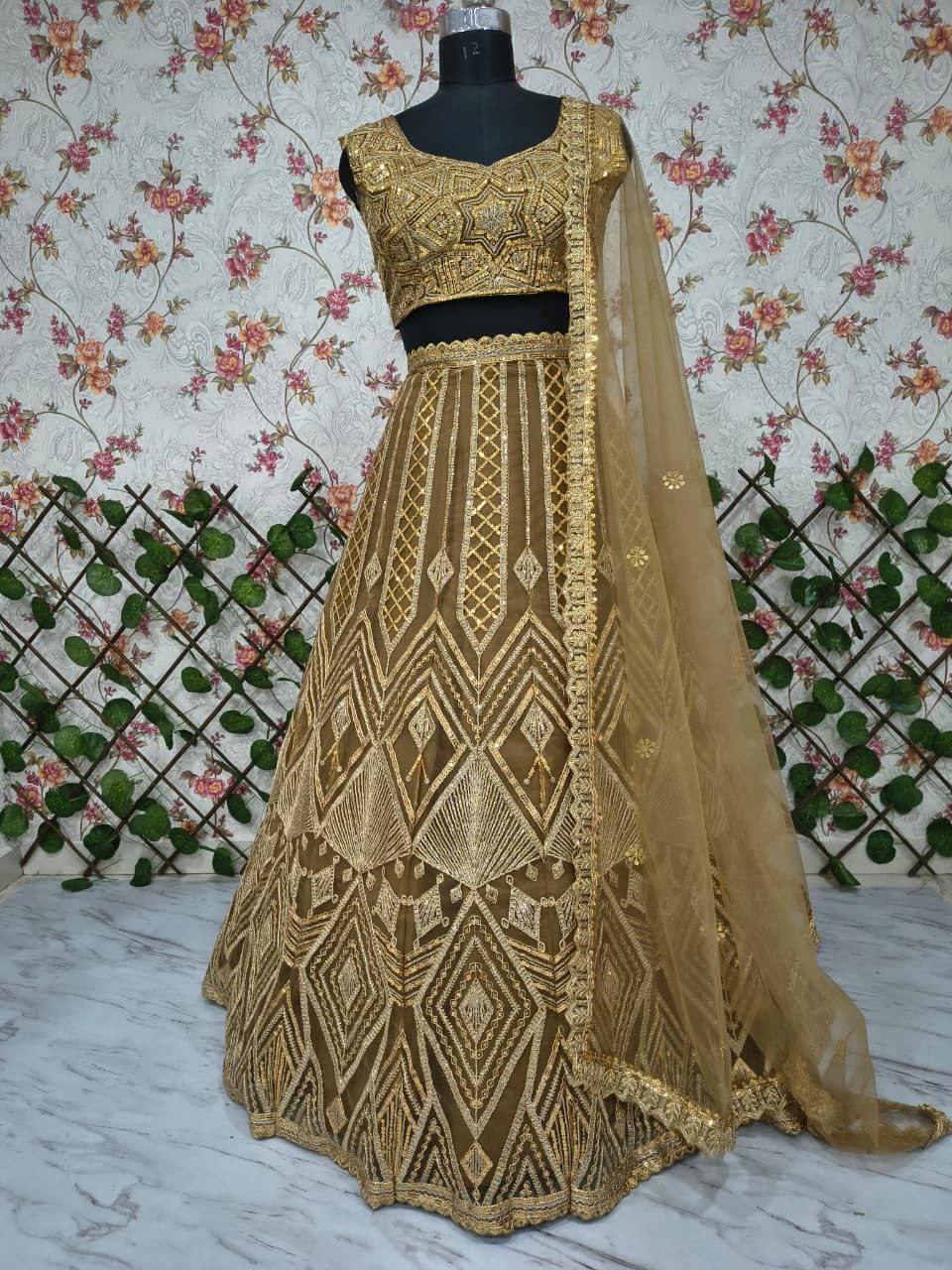 Sehen Sie umwerfend aus in diesem wunderschönen cremefarbenen Lehenga-Set