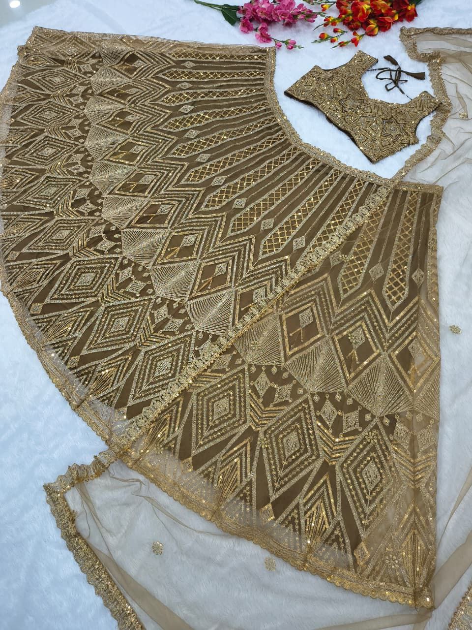 Sehen Sie umwerfend aus in diesem wunderschönen cremefarbenen Lehenga-Set