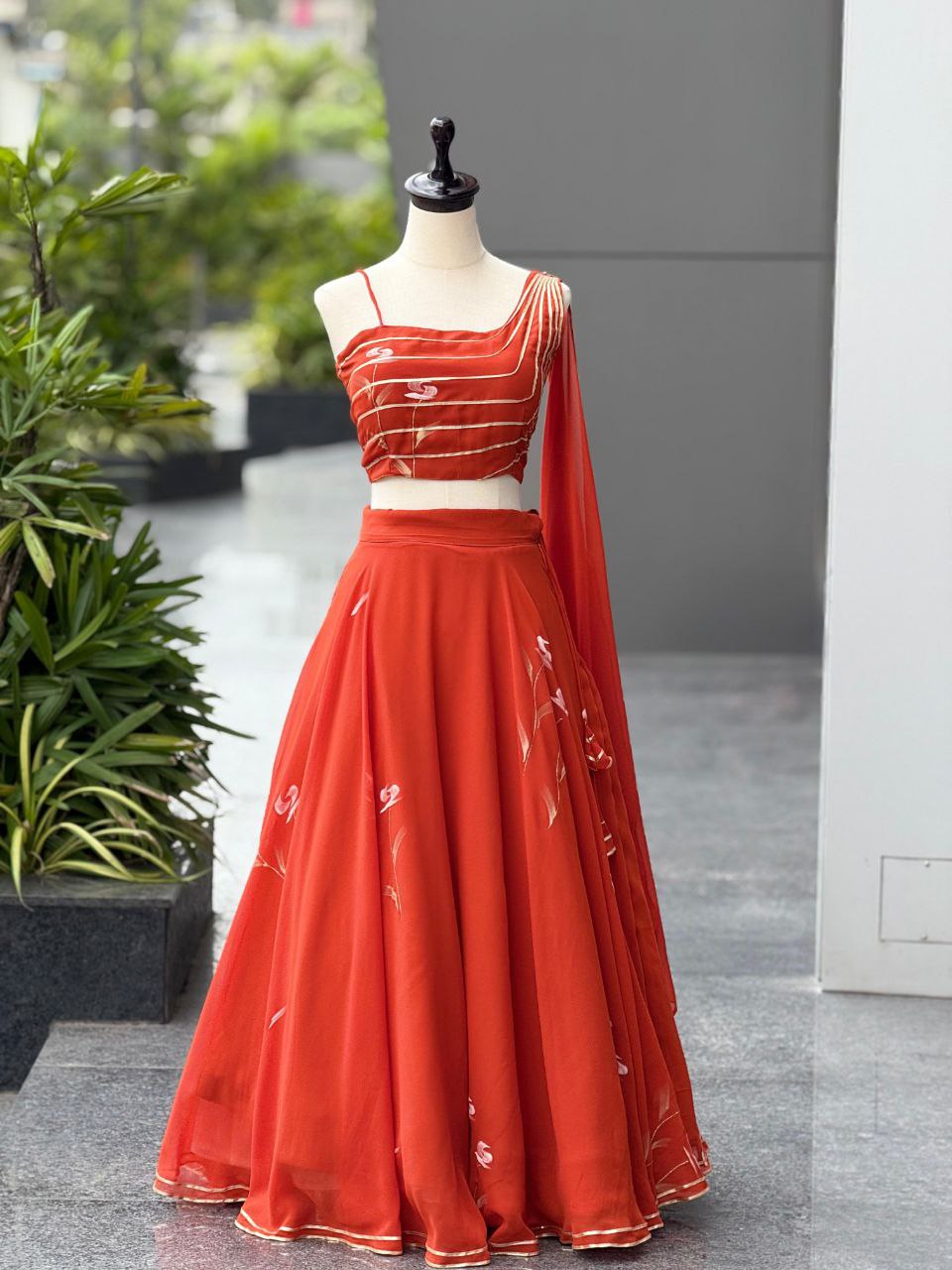 Sehen Sie umwerfend aus in diesem wunderschönen cremefarbenen Lehenga-Set
