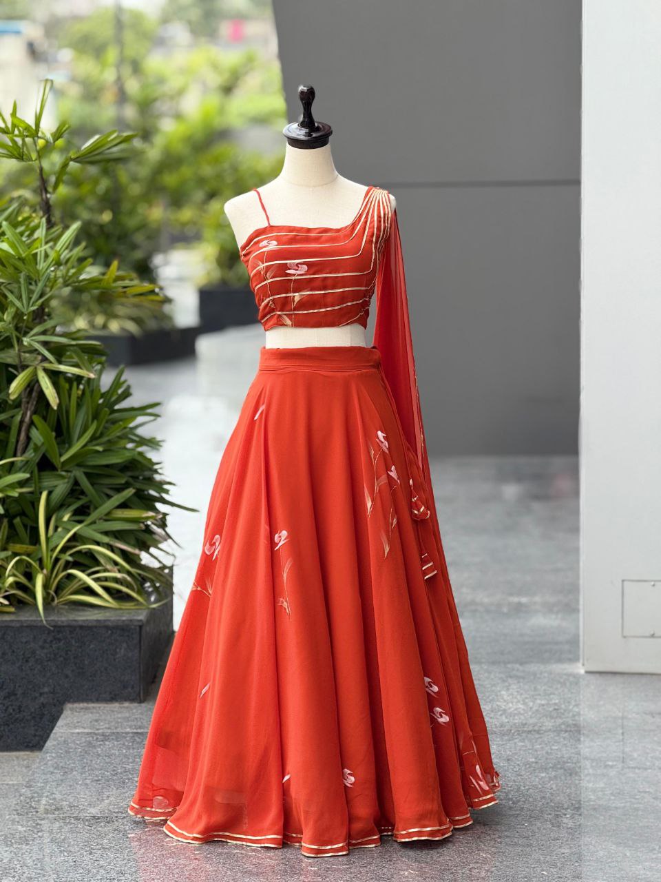 Sehen Sie umwerfend aus in diesem wunderschönen cremefarbenen Lehenga-Set