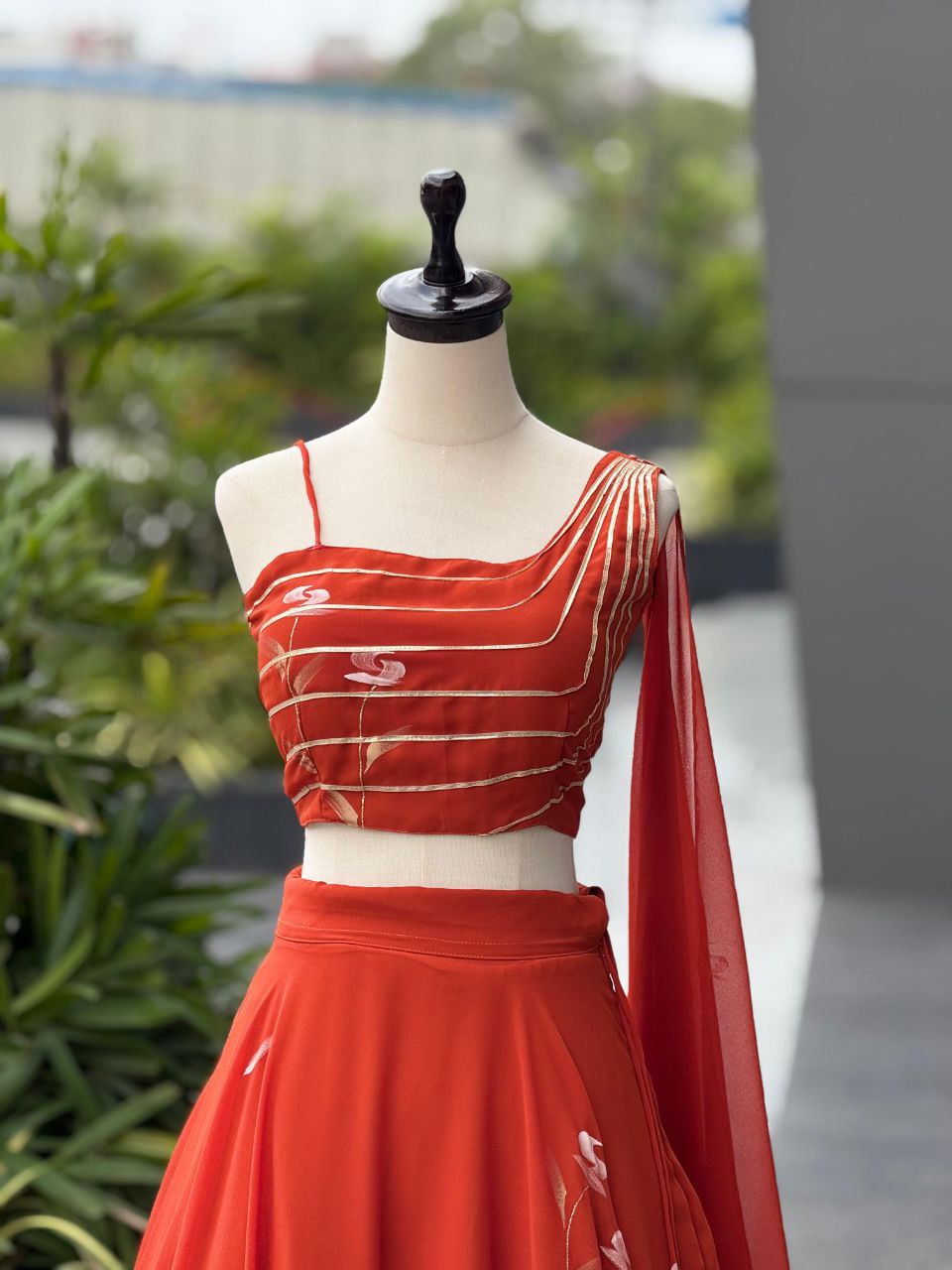 Sehen Sie umwerfend aus in diesem wunderschönen cremefarbenen Lehenga-Set