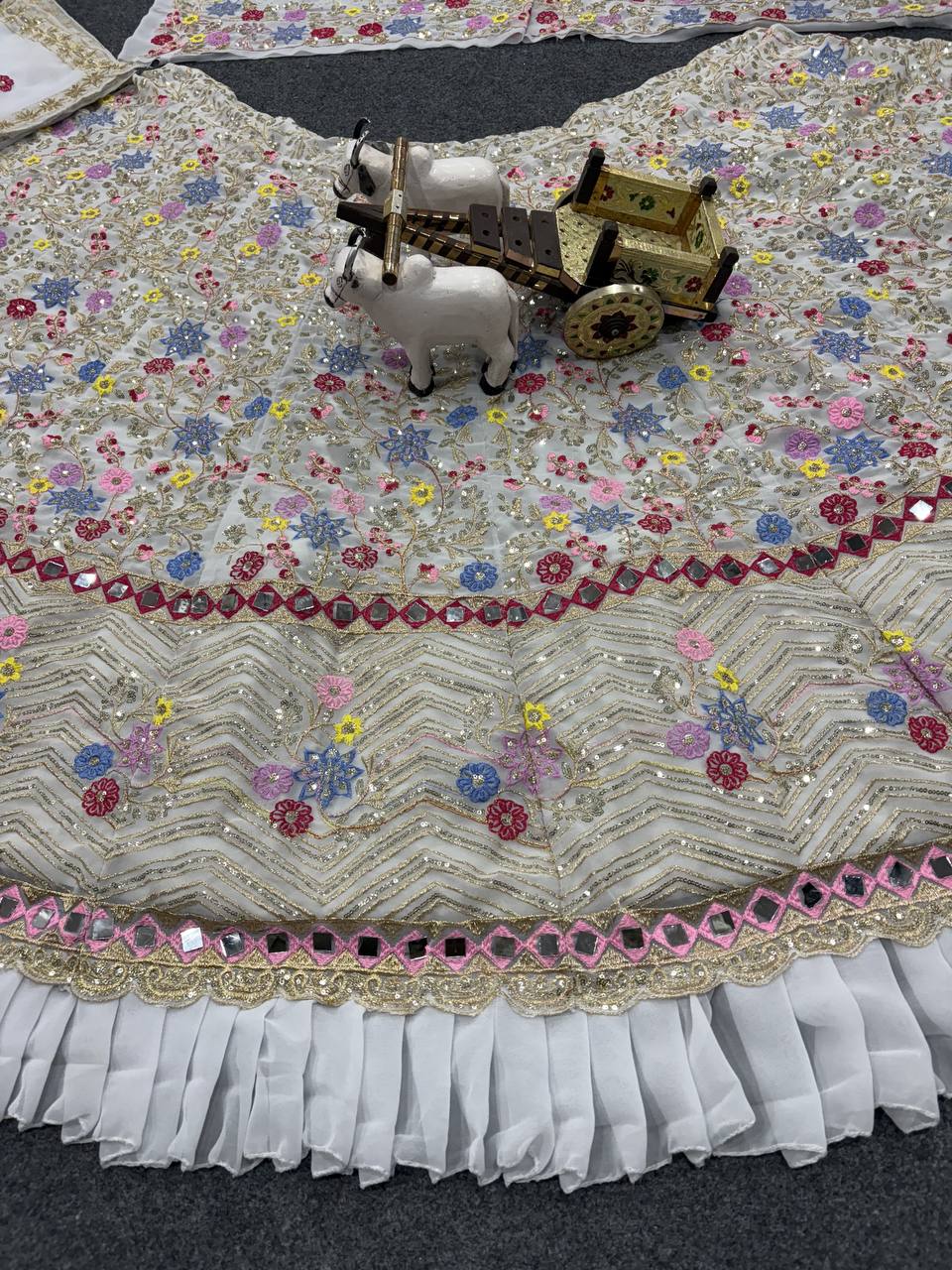 Einführung eines 4 Meter ausgestellten Coding Sequins Work Lehenga
