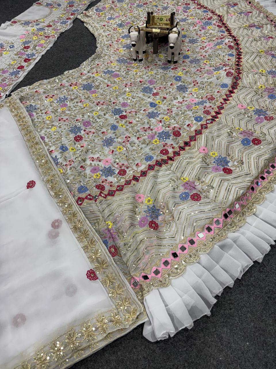 Einführung eines 4 Meter ausgestellten Coding Sequins Work Lehenga