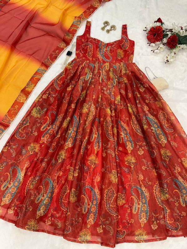 Präsentation des exklusiven Anarkali-Shooting-Designs