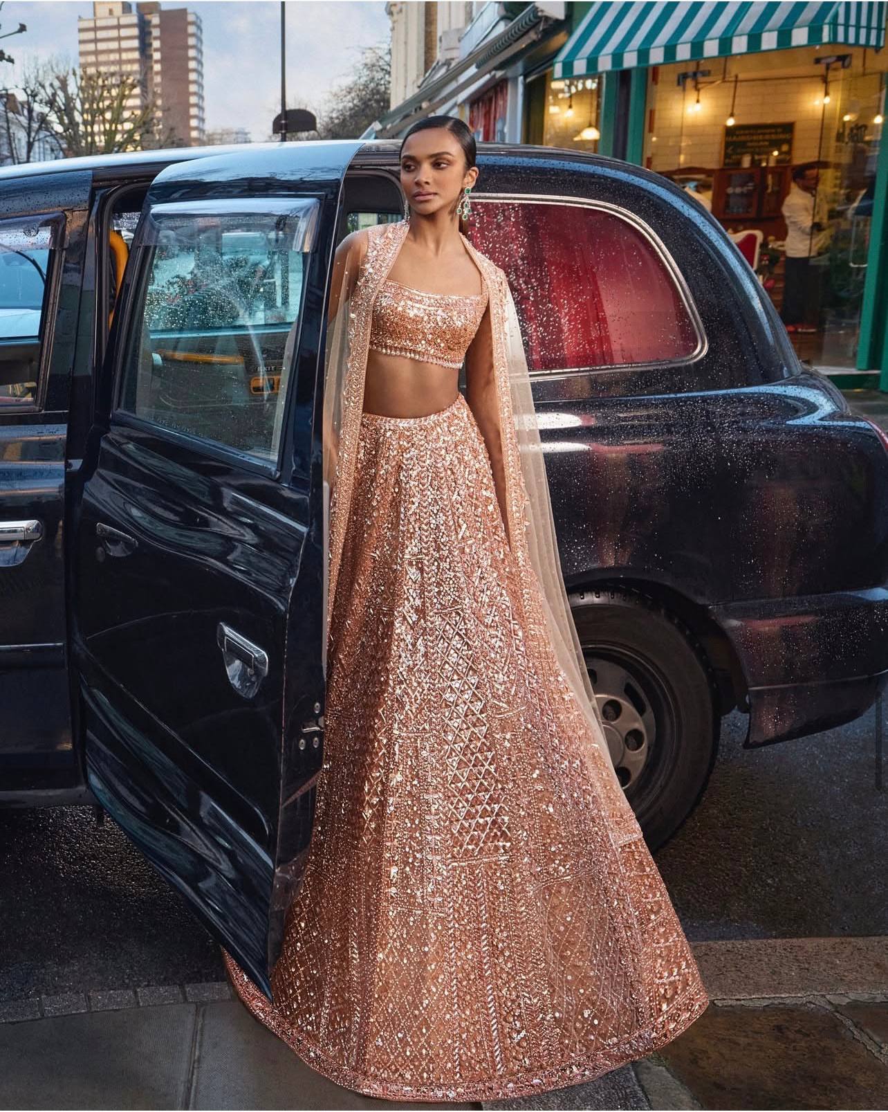 Sehen Sie umwerfend aus in diesem wunderschönen cremefarbenen Lehenga-Set