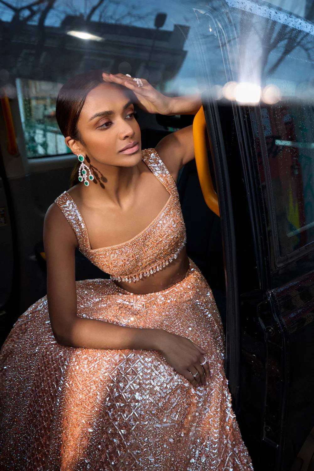 Sehen Sie umwerfend aus in diesem wunderschönen cremefarbenen Lehenga-Set