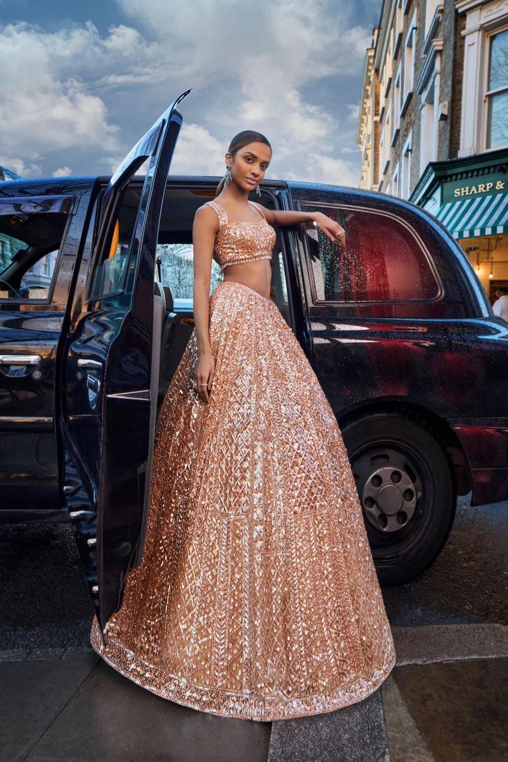 Sehen Sie umwerfend aus in diesem wunderschönen cremefarbenen Lehenga-Set