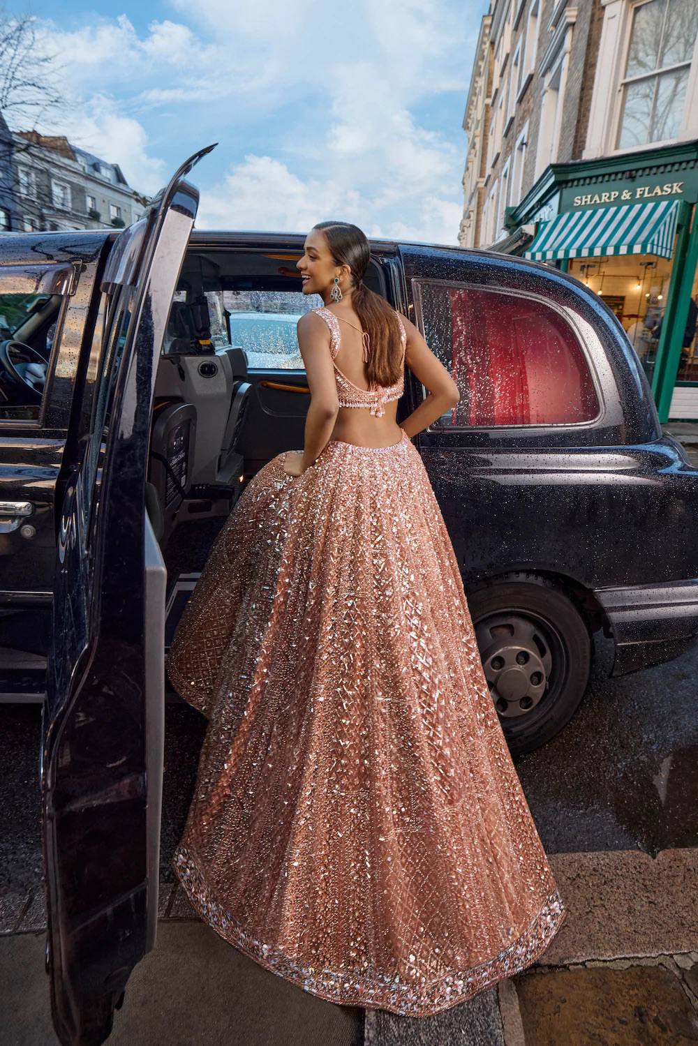 Sehen Sie umwerfend aus in diesem wunderschönen cremefarbenen Lehenga-Set