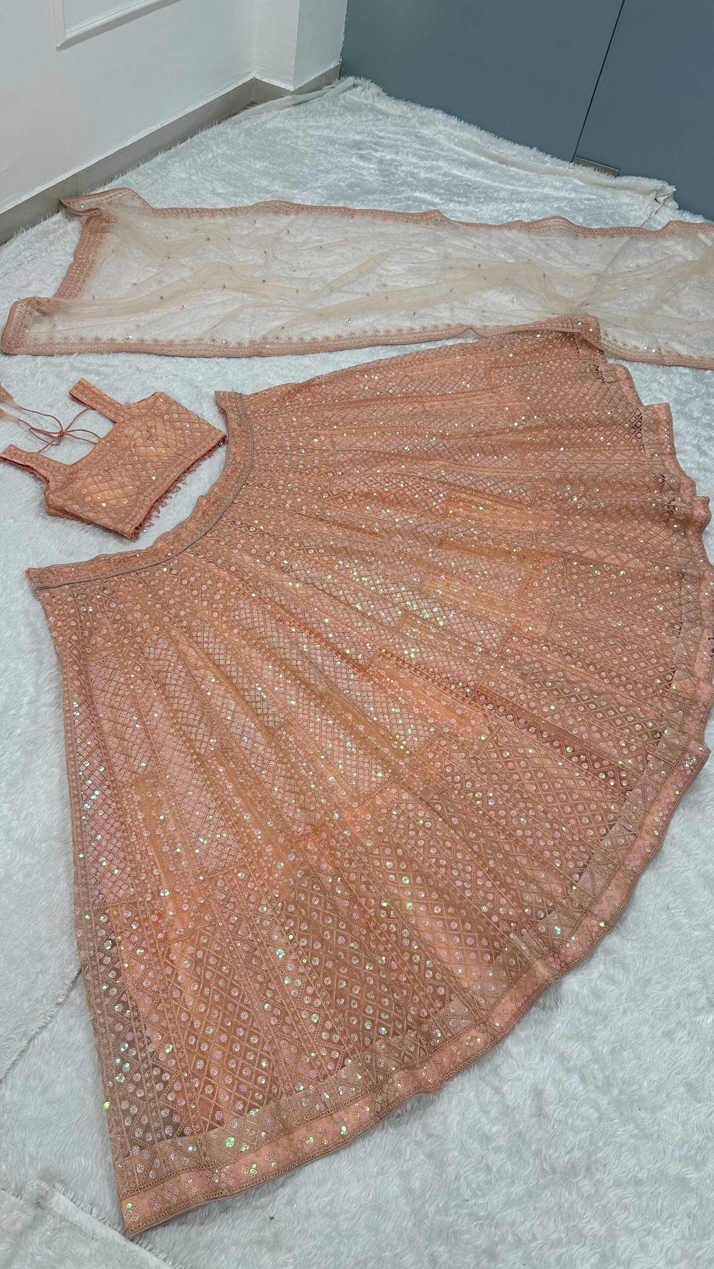 Sehen Sie umwerfend aus in diesem wunderschönen cremefarbenen Lehenga-Set