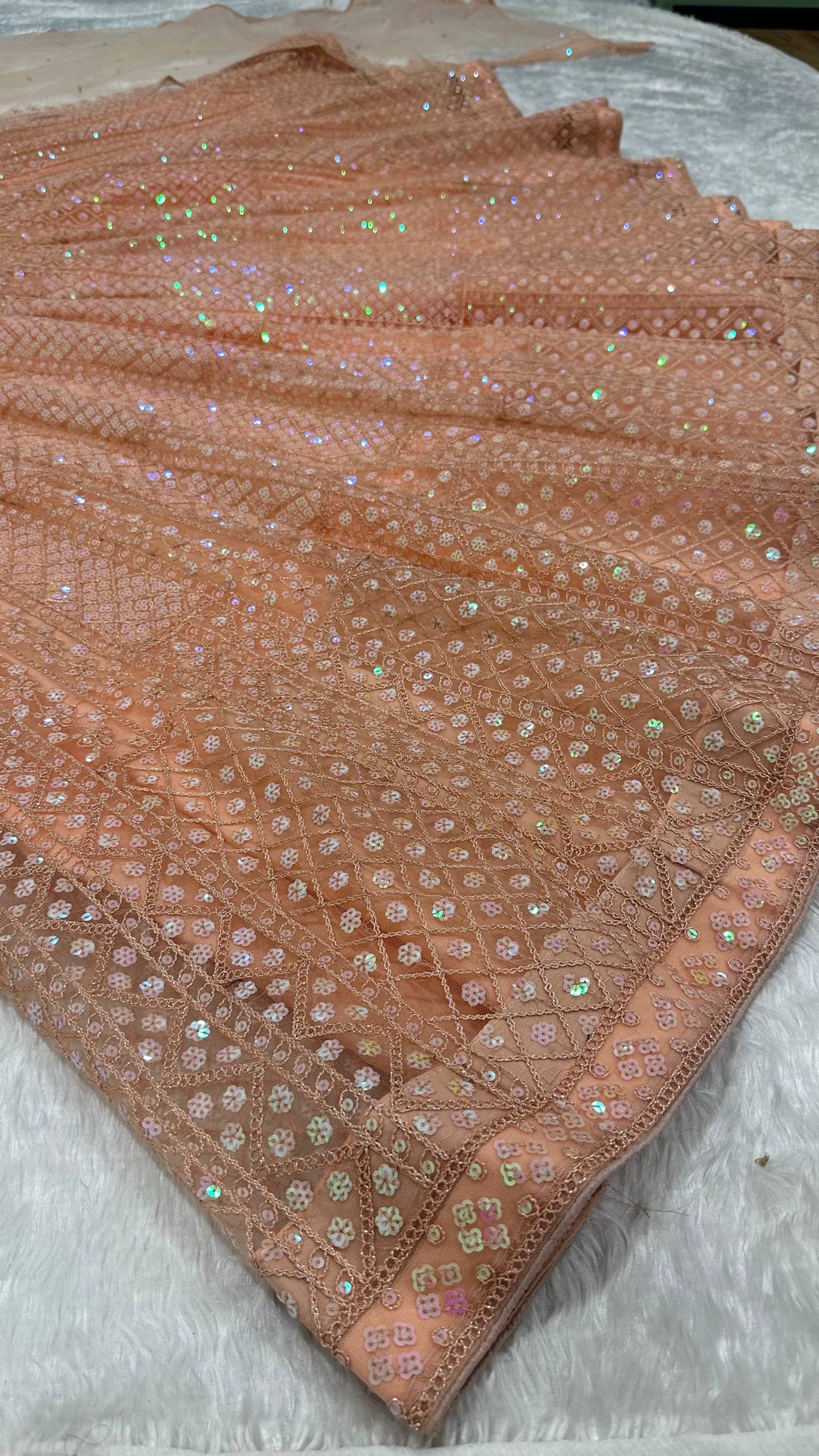 Sehen Sie umwerfend aus in diesem wunderschönen cremefarbenen Lehenga-Set