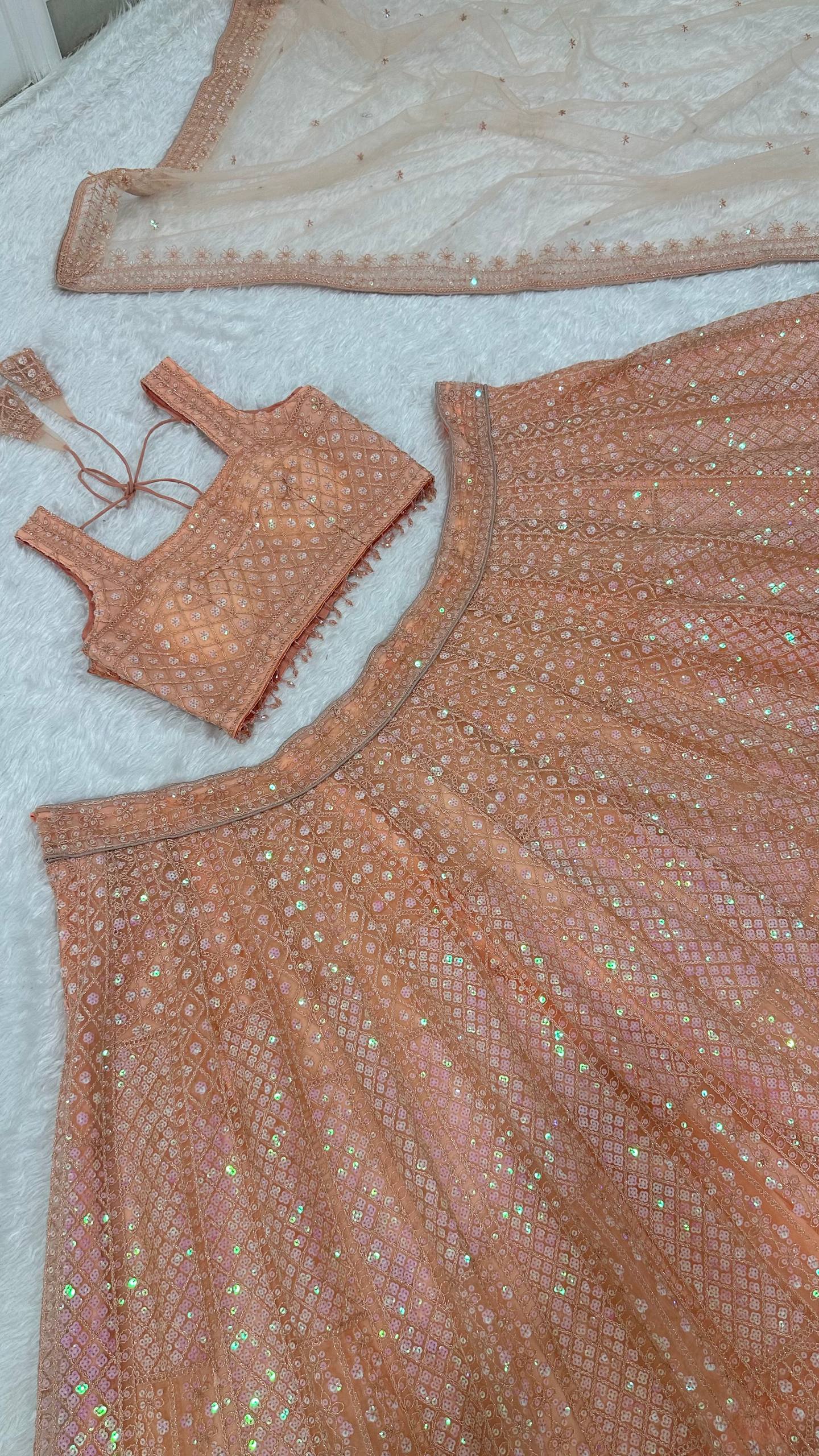 Sehen Sie umwerfend aus in diesem wunderschönen cremefarbenen Lehenga-Set