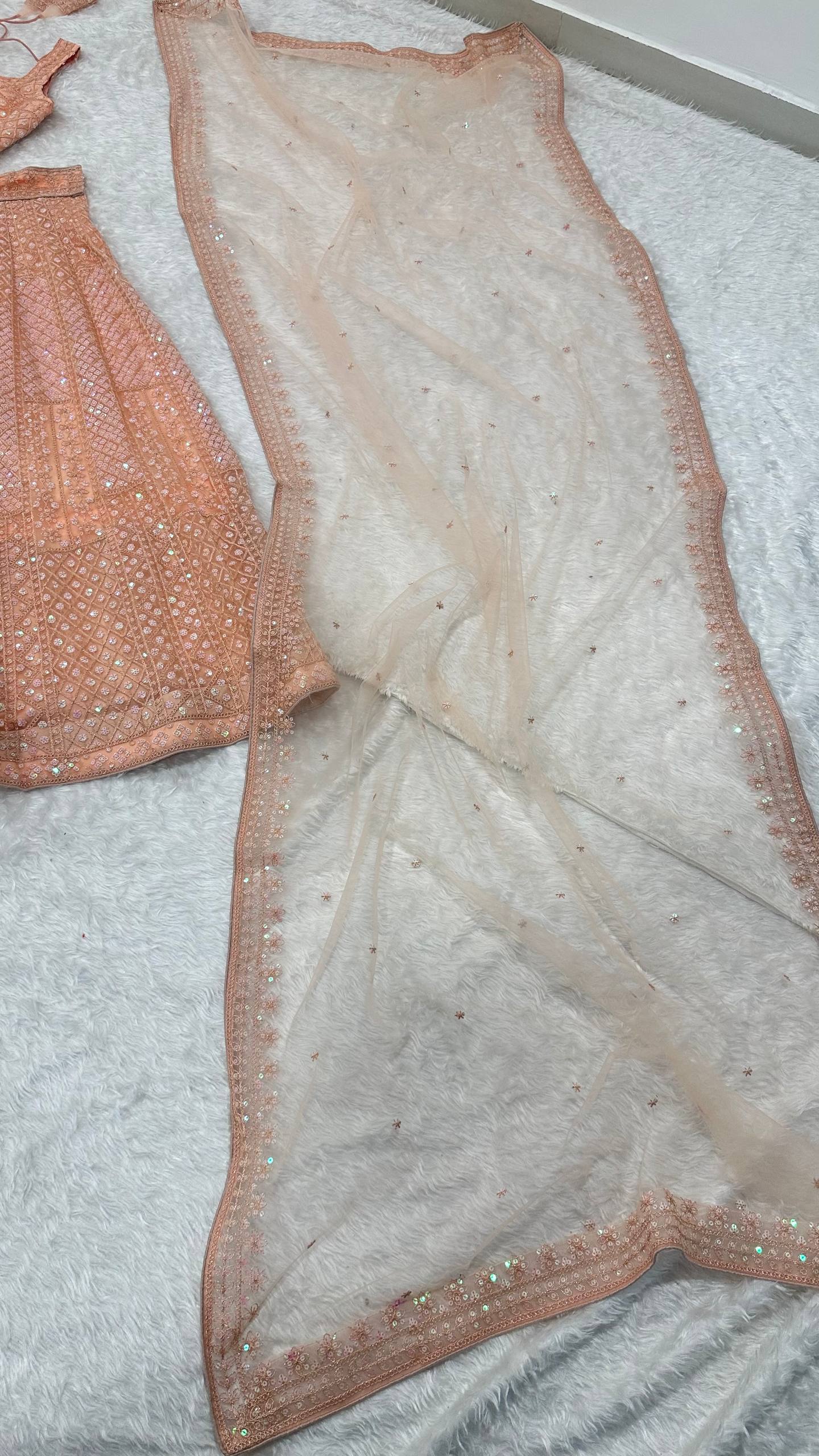 Sehen Sie umwerfend aus in diesem wunderschönen cremefarbenen Lehenga-Set