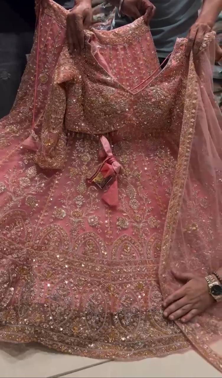 Einführung eines 4 Meter ausgestellten Coding Sequins Work Lehenga