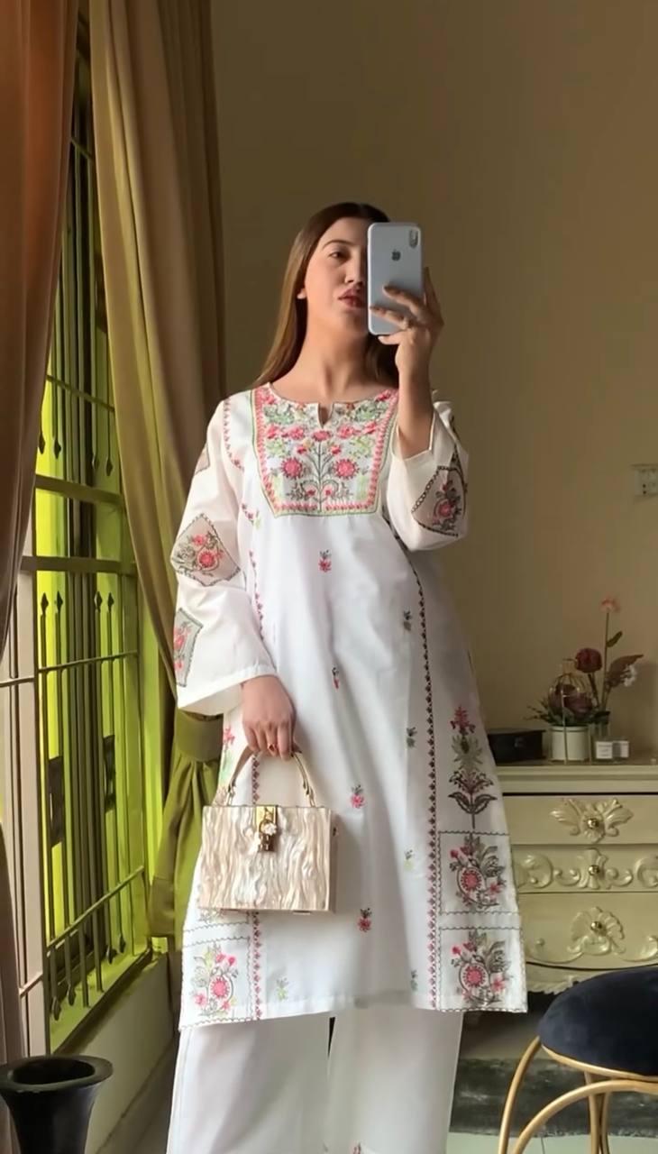 Kleid aus Georgette-Imitat mit üppiger Paillettenstickerei