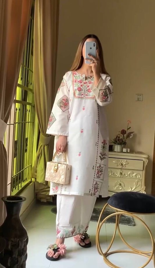 Kleid aus Georgette-Imitat mit üppiger Paillettenstickerei