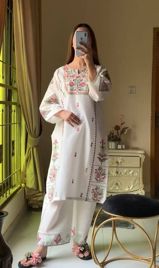 Kleid aus Georgette-Imitat mit üppiger Paillettenstickerei
