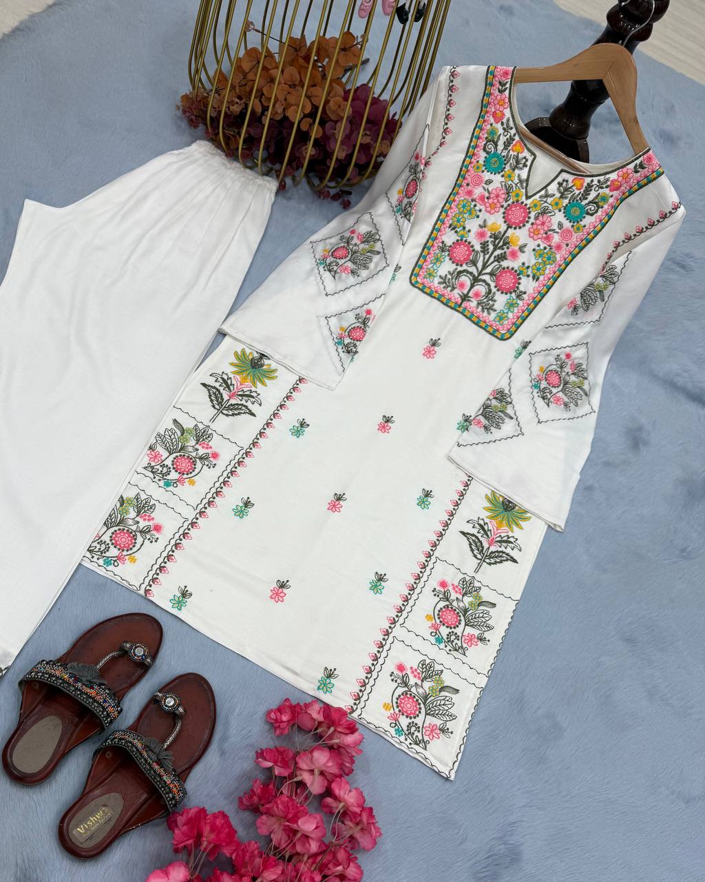 Kleid aus Georgette-Imitat mit üppiger Paillettenstickerei