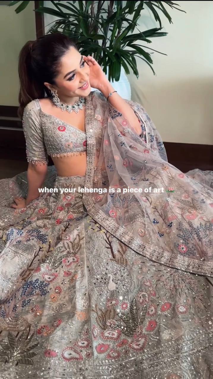 Einführung eines 4 Meter ausgestellten Coding Sequins Work Lehenga