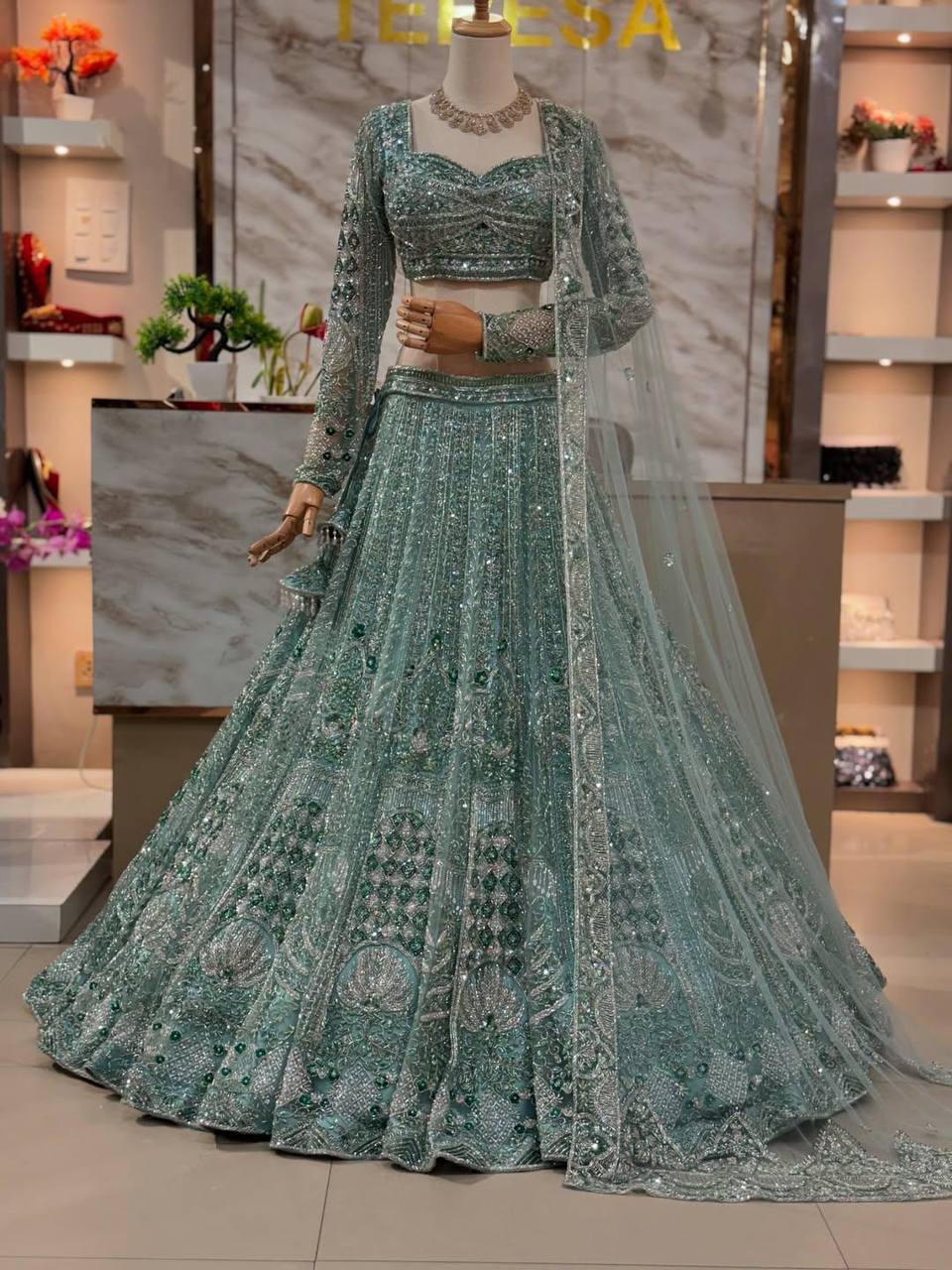 Feiern Sie den Charme der indischen Kultur mit diesem wunderschönen Lehenga-Set