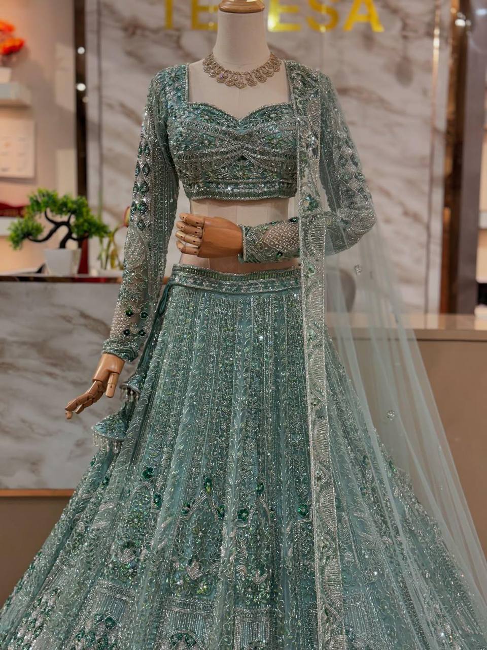 Feiern Sie den Charme der indischen Kultur mit diesem wunderschönen Lehenga-Set