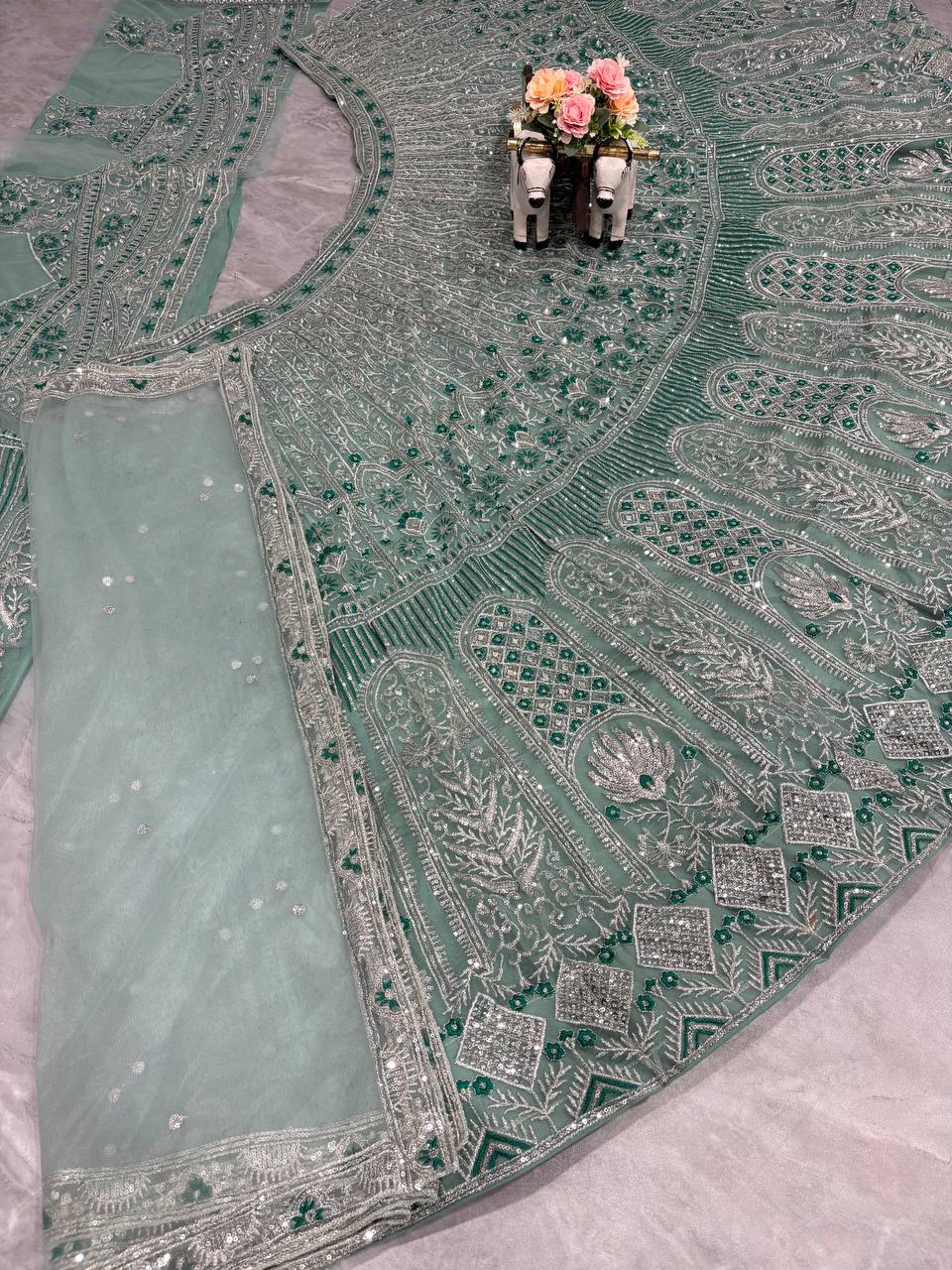 Feiern Sie den Charme der indischen Kultur mit diesem wunderschönen Lehenga-Set