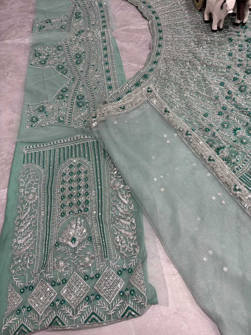 Feiern Sie den Charme der indischen Kultur mit diesem wunderschönen Lehenga-Set