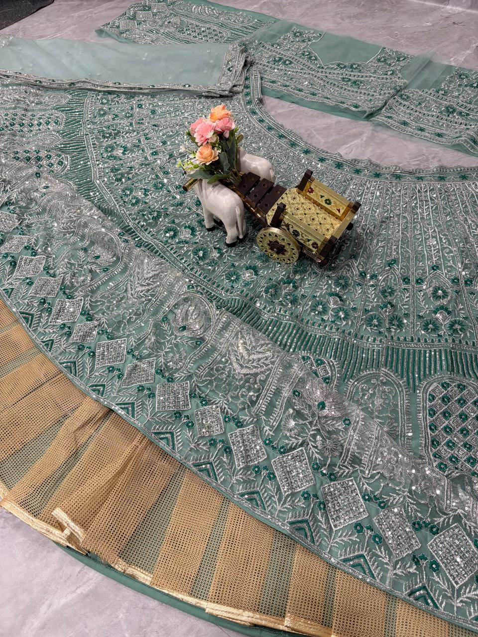 Feiern Sie den Charme der indischen Kultur mit diesem wunderschönen Lehenga-Set