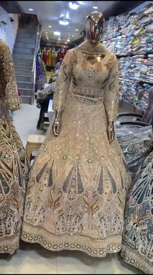 Feiern Sie den Charme der indischen Kultur mit diesem wunderschönen Lehenga-Set