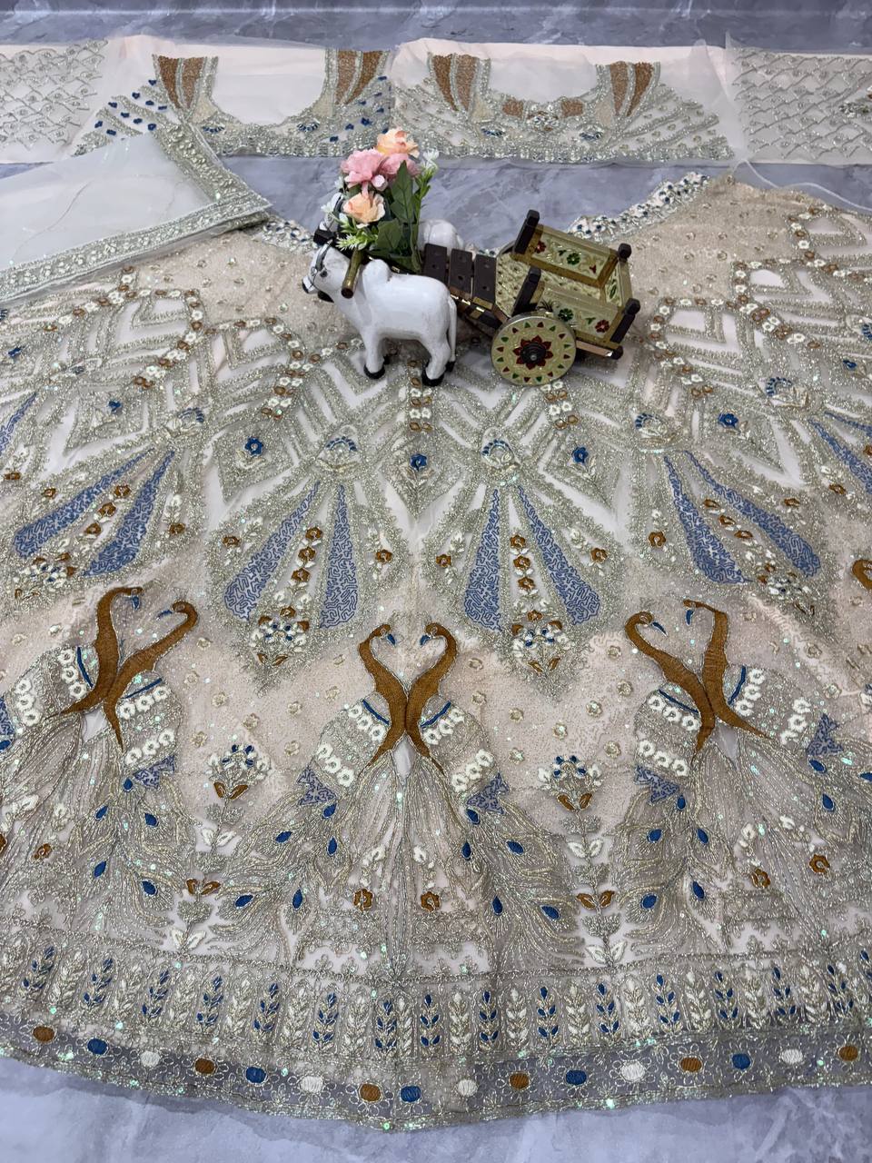 Feiern Sie den Charme der indischen Kultur mit diesem wunderschönen Lehenga-Set