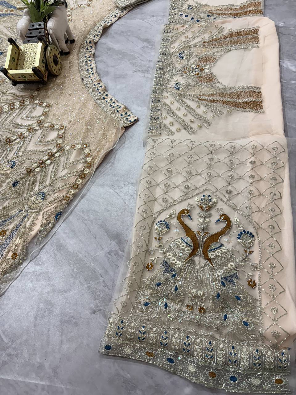 Feiern Sie den Charme der indischen Kultur mit diesem wunderschönen Lehenga-Set