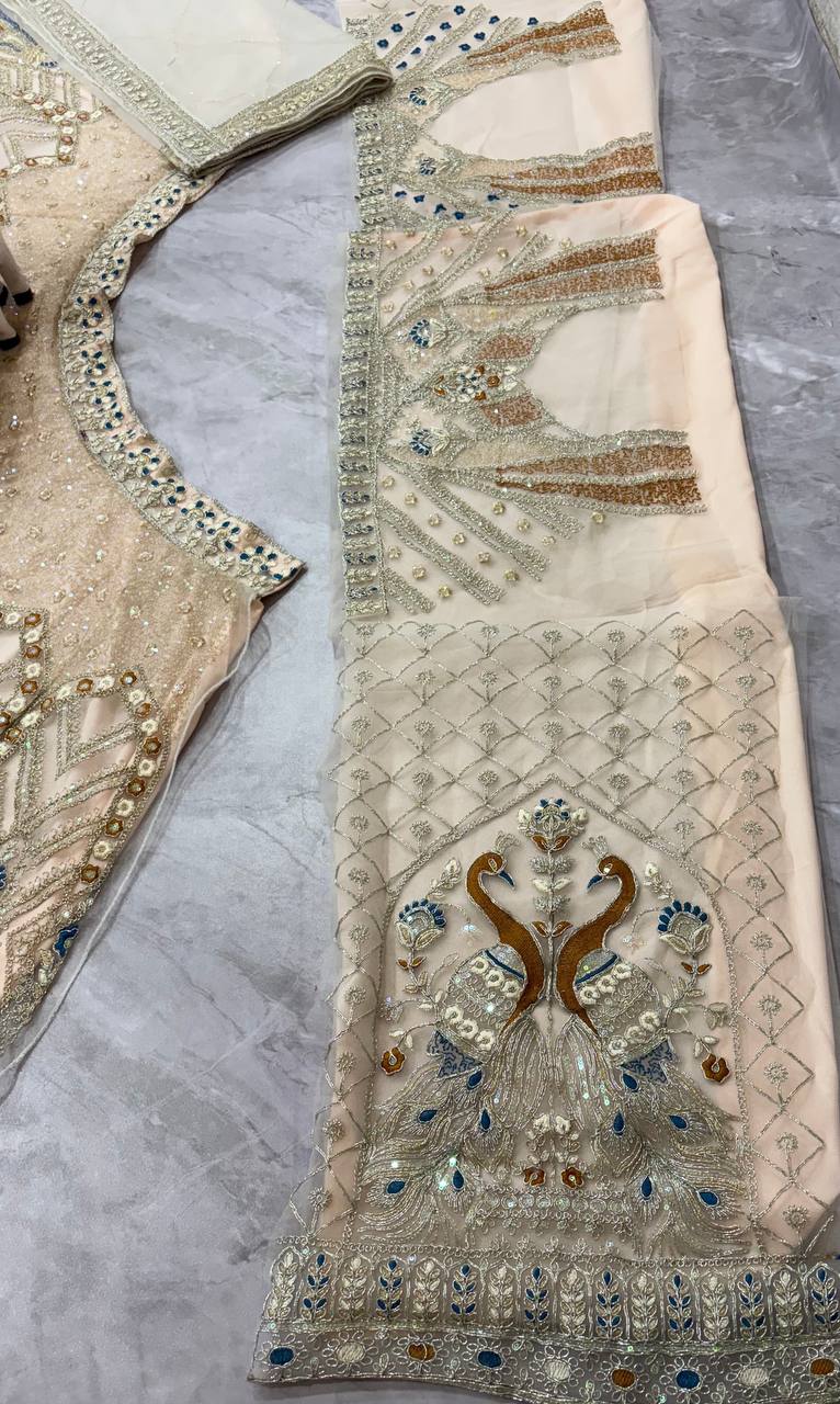 Feiern Sie den Charme der indischen Kultur mit diesem wunderschönen Lehenga-Set