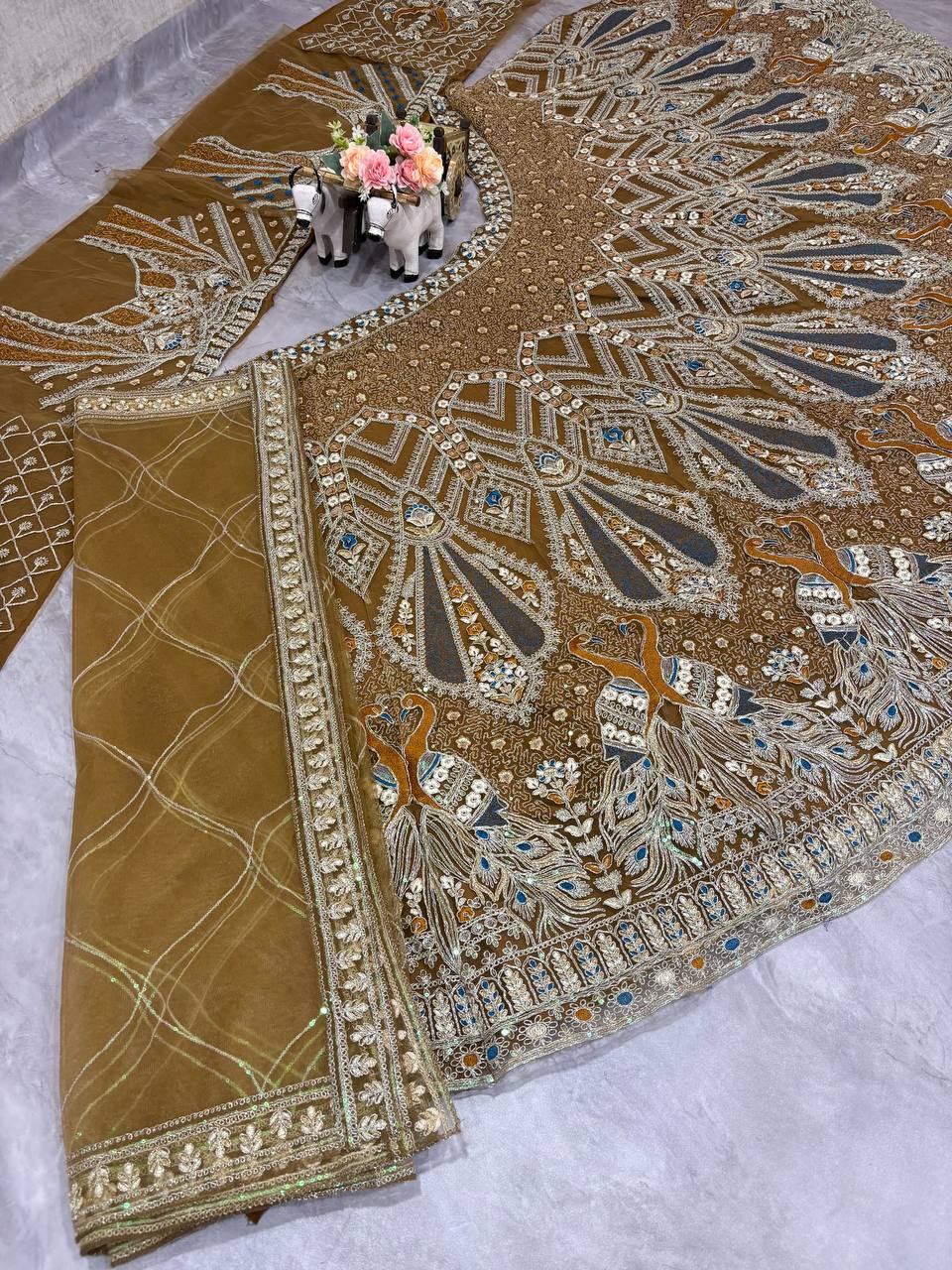 Feiern Sie den Charme der indischen Kultur mit diesem wunderschönen Lehenga-Set