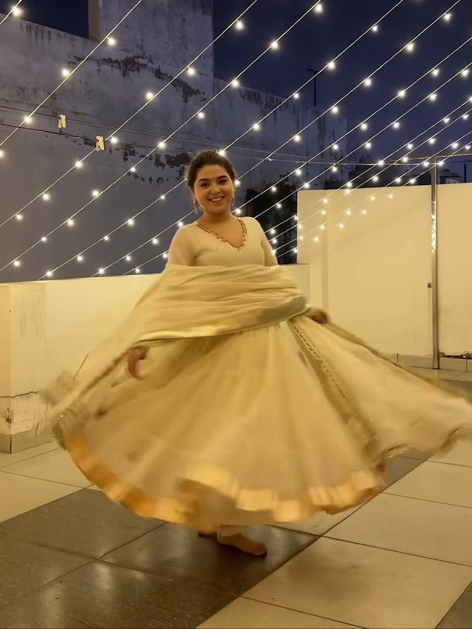 COSTUME DE TRAVAIL EN SOIE VICHITRA LOURDE À SÉQUENCES DE BRODERIE