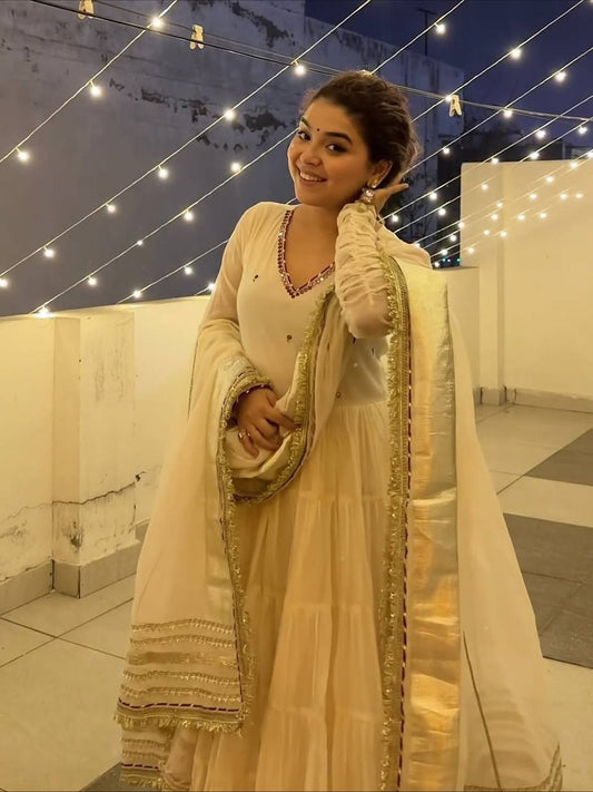 COSTUME DE TRAVAIL EN SOIE VICHITRA LOURDE À SÉQUENCES DE BRODERIE