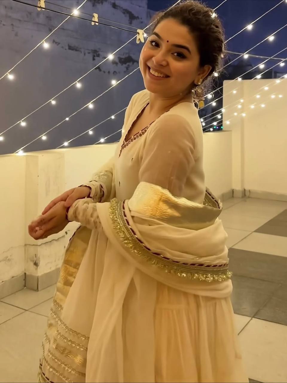 COSTUME DE TRAVAIL EN SOIE VICHITRA LOURDE À SÉQUENCES DE BRODERIE