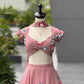 Sehen Sie umwerfend aus in diesem wunderschönen cremefarbenen Lehenga-Set
