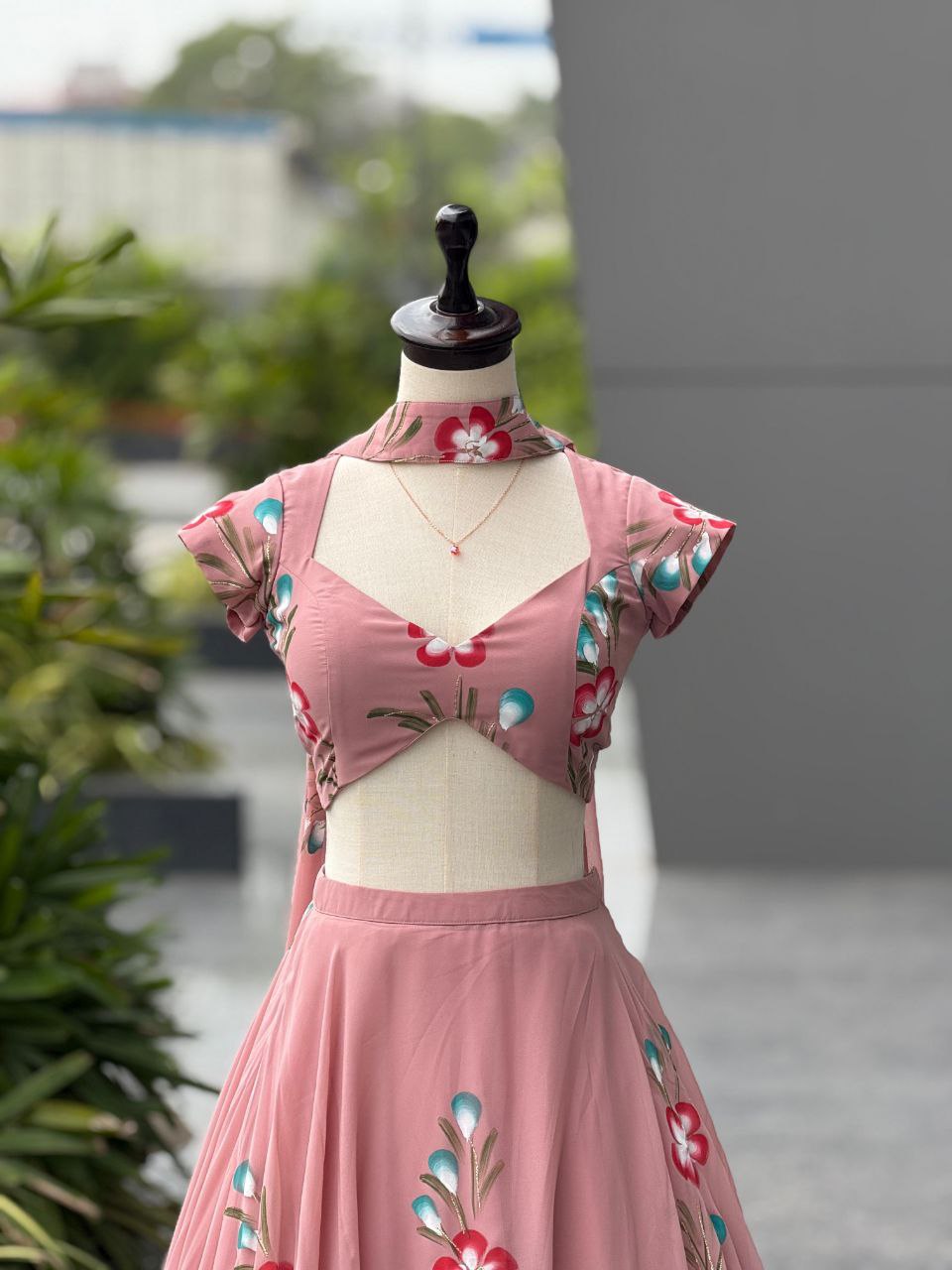 Sehen Sie umwerfend aus in diesem wunderschönen cremefarbenen Lehenga-Set