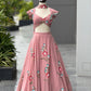 Sehen Sie umwerfend aus in diesem wunderschönen cremefarbenen Lehenga-Set