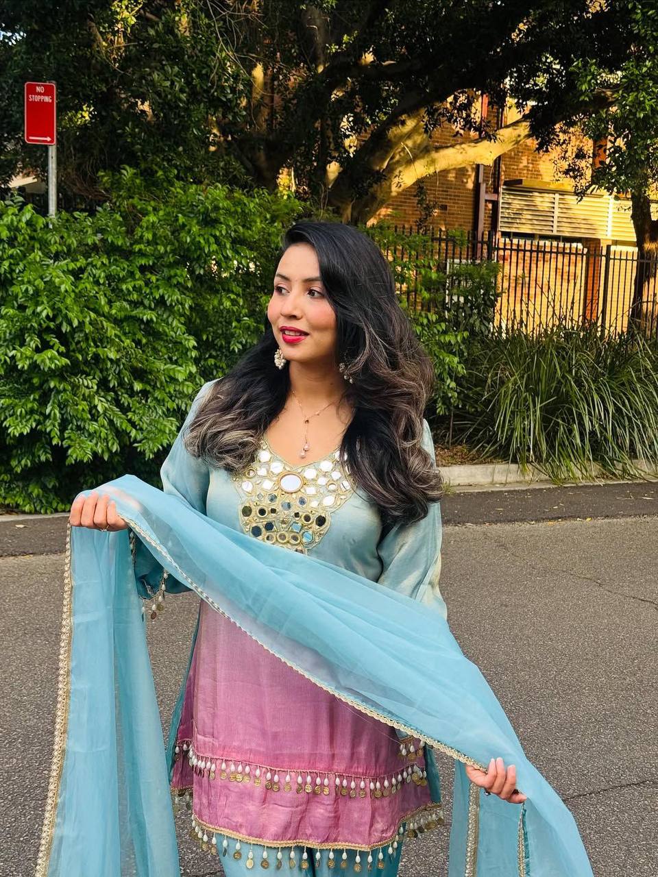 Robe de travail brodée en georgette fleurie artificielle avec de riches paillettes