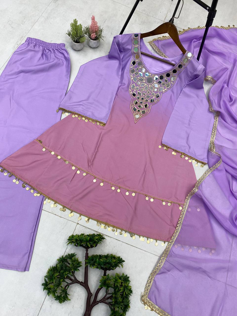 Robe de travail brodée en georgette fleurie artificielle avec de riches paillettes