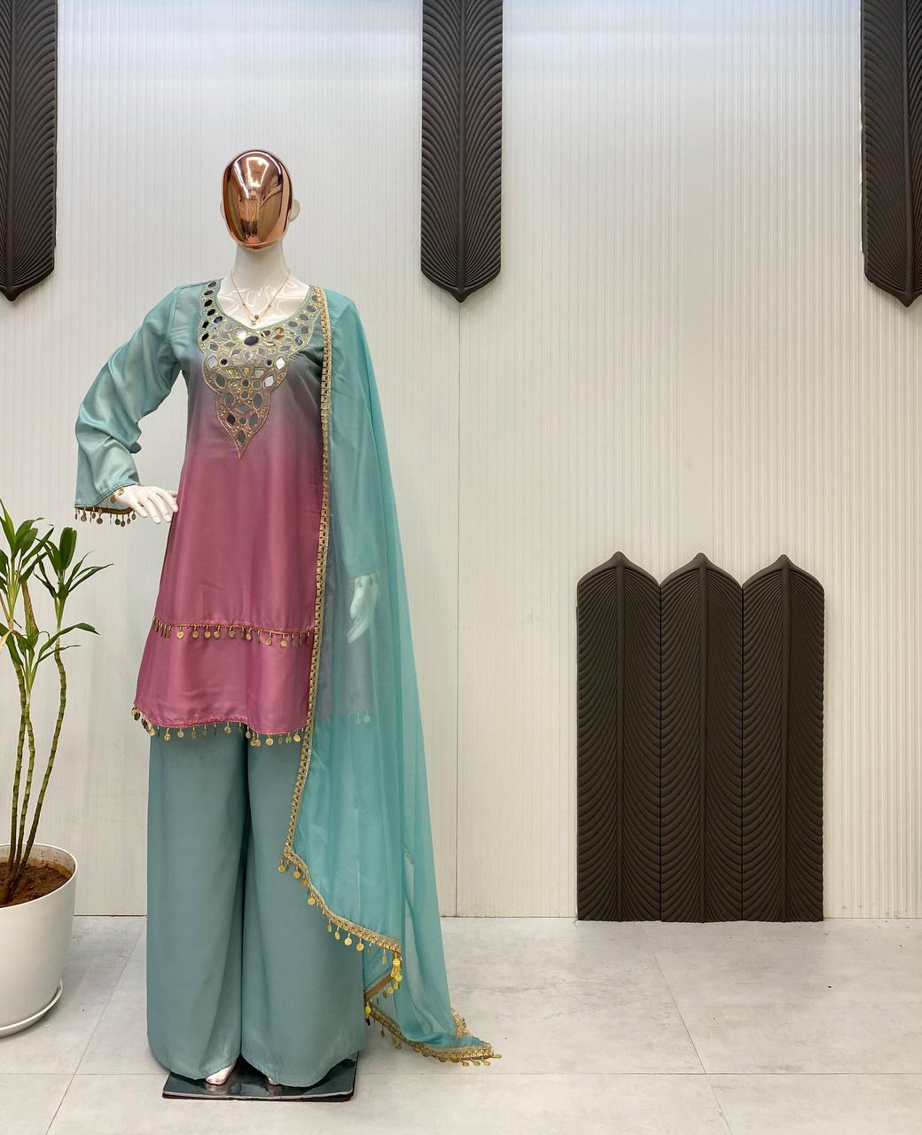 Robe de travail brodée en georgette fleurie artificielle avec de riches paillettes