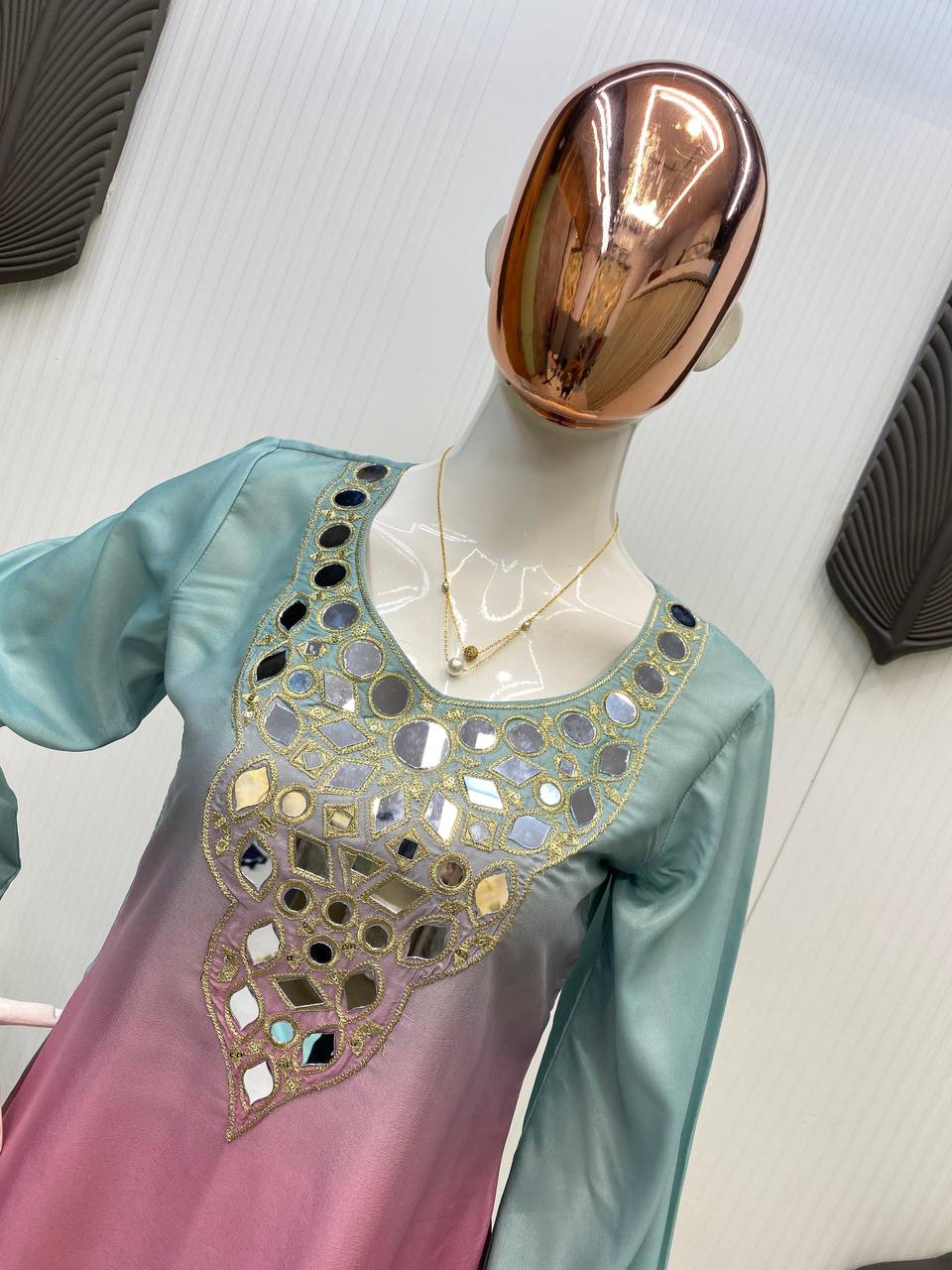 Robe de travail brodée en georgette fleurie artificielle avec de riches paillettes