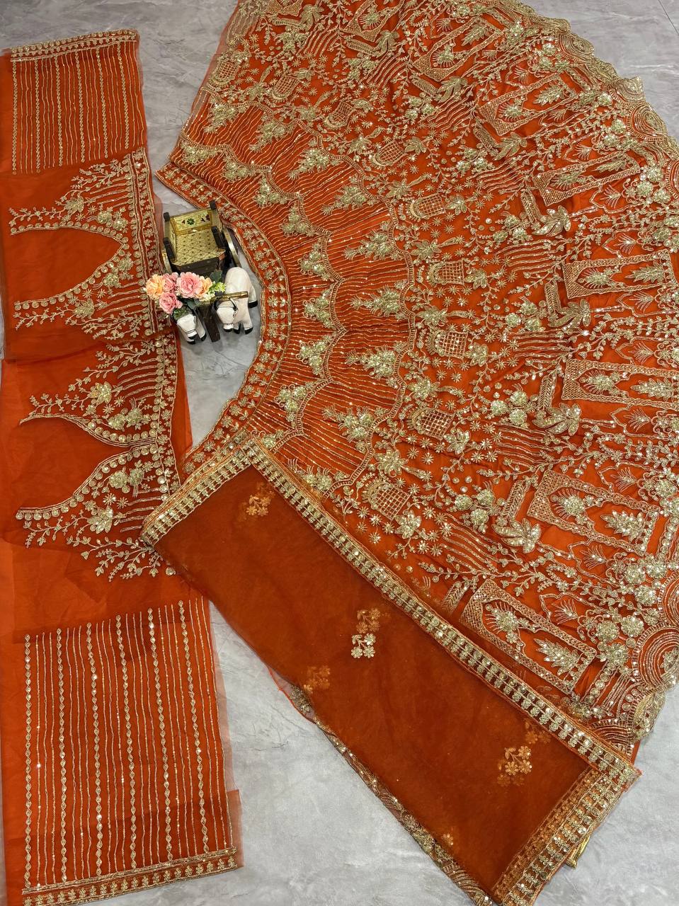 Einführung eines 4 Meter ausgestellten Coding Sequins Work Lehenga