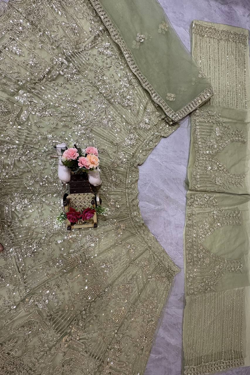 Einführung eines 4 Meter ausgestellten Coding Sequins Work Lehenga