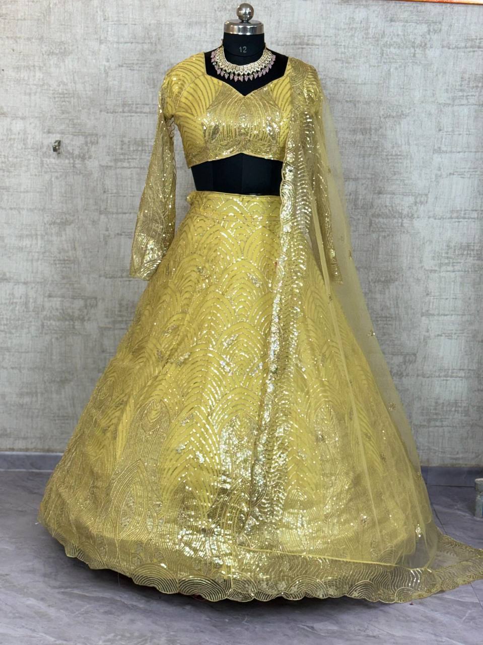 Sehen Sie umwerfend aus in diesem wunderschönen cremefarbenen Lehenga-Set
